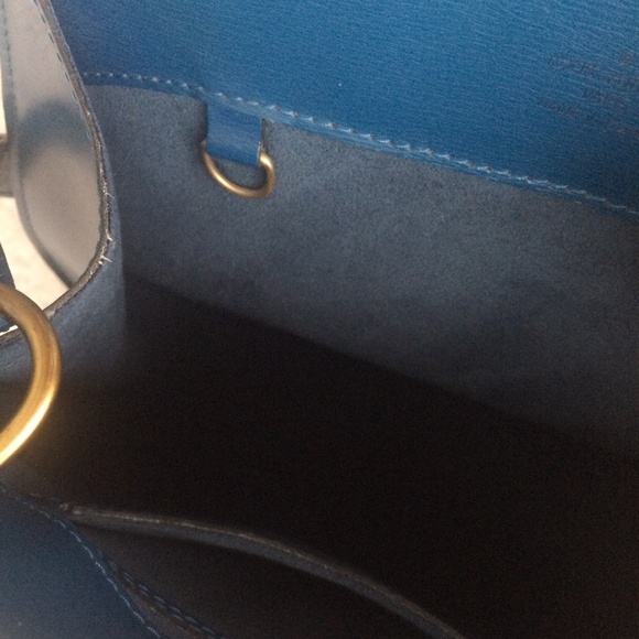 Louis Vuitton Vintage Toledo Blue Epi Leather Cluny Shoulder Bag - Picture 13 of 16